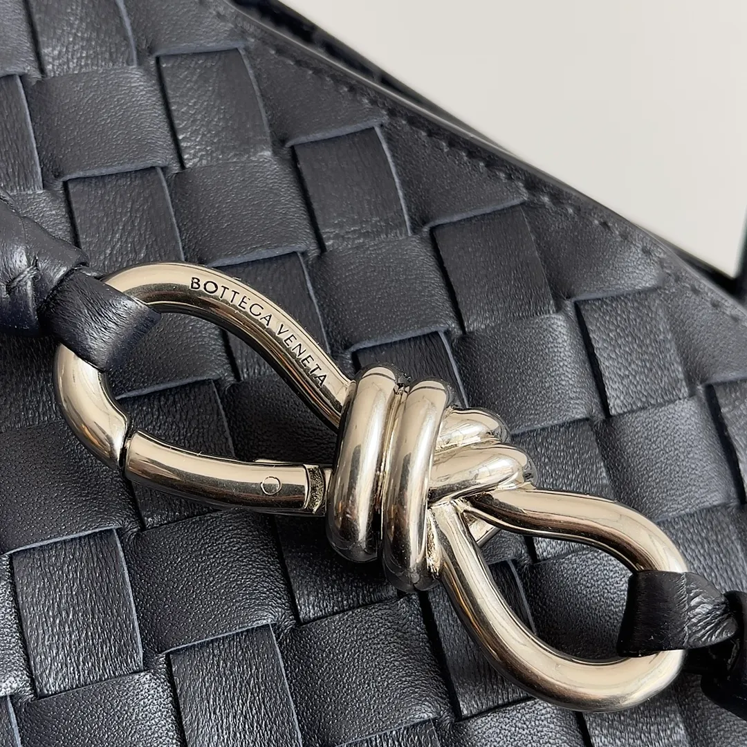 The 2023 new Andiamo batch of 2260 BV has been shipped‼ ️Really popular🔥The new Andiamo woven handbag launched by Bottega Veneta this season is really popular all over the world! ! Celebrities at home and abroad have worn it, and Oscar-winning actress Michelle Yeoh has taken it out on the street. Song Jia, Trai Yara, Yu Feihong, Sanji Ayaka, Rosie Hunting-Whiteley, Yoshioka Riho, etc. have all picked up this bag. It is classic and versatile, showing off its temperament, and the bag capacity is also large, which is very convenient for daily commuting! ! A variety of carrying methods, the shoulder straps can be adjusted by yourself, the original lambskin feels soft and delicate, and the unisex style breaks the gender boundaries and brings a more practical and long-lasting use experience. Andiamo, which has both elegant and casual styles, perfectly interprets the true appearance of "fashionable old money style". Style number: 743572 Size: 32*24*12
